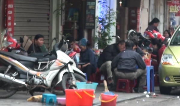 Phần[-]lớn[-]quán[-]ăn[-]vỉa[-]hè[-]Hà[-]Nội[-]đều[-]"gần[-]nguồn[-]ô[-]nhiễm"[-]6